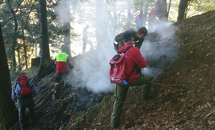 Brandbekämpfung im unwegsamen Gelände Foto: FF Scharnstein