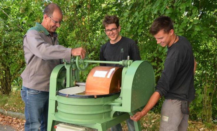 Lehrwerkstattleiter Martin Auinger mit Maximilian Wimmer und Andreas Weber Foto: UPM