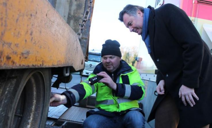 Landesrat Günther Steinkellner begutachtet einen beschädigten Lkw-Reifen.
