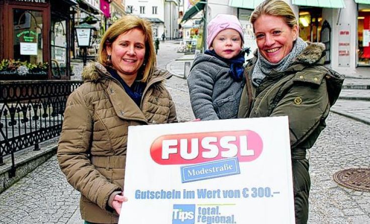 Tips-Redakteurin Daniela Tóth bei der Scheckübergabe mit Barbara Gruszkiewicz