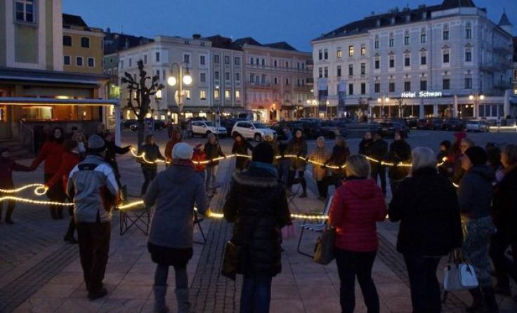 In einem Lichterkreis machten die Teilnehmer sichtbar Pause. Foto: Peter Sommer/Fotopress