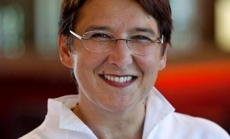 Frauenring-Vorsitzende Sonja Ablinger spricht in der Insel Scharnstein über Frauennetzwerke.
