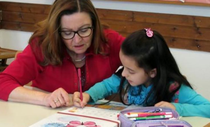 Die ehrenamtliche Nachhilfelehrerin Ruth Pruckmayr mit Schülerin Esmanur. 