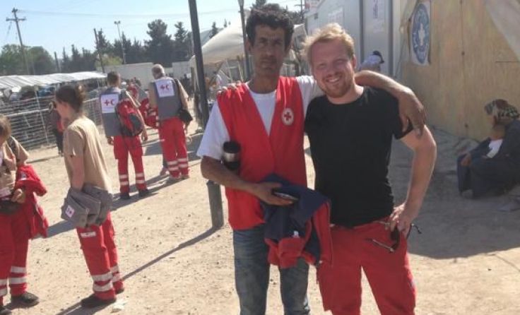Maximilian Hanke (r.) mit dem Rot-Kreuz-Dolmetscher in einer kurzen Einsatzpause.