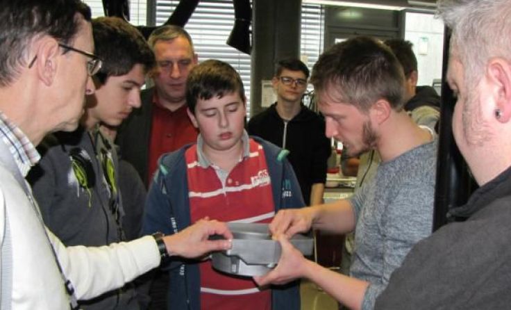FH-Studenten standen den Laakirchner NMS-Schülern mit Rat und Tat zur Seite. Foto: FH Wels