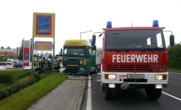 PKW kracht gegen Sattelschlepper