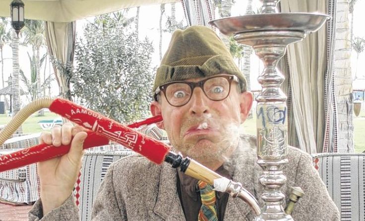 Fans von Alexander Bisenz (hier als Alfred Wurbala) müssen noch bis November warten. Foto: Bisenz