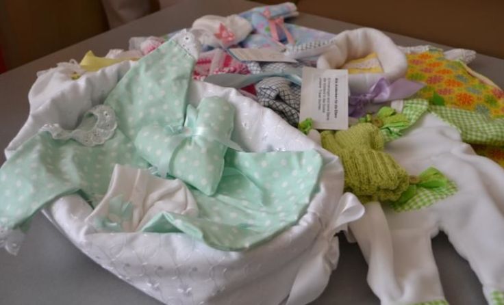Kleider für die oft nur wenige hundert Gramm schweren "Sternenkinder". Foto: gespag