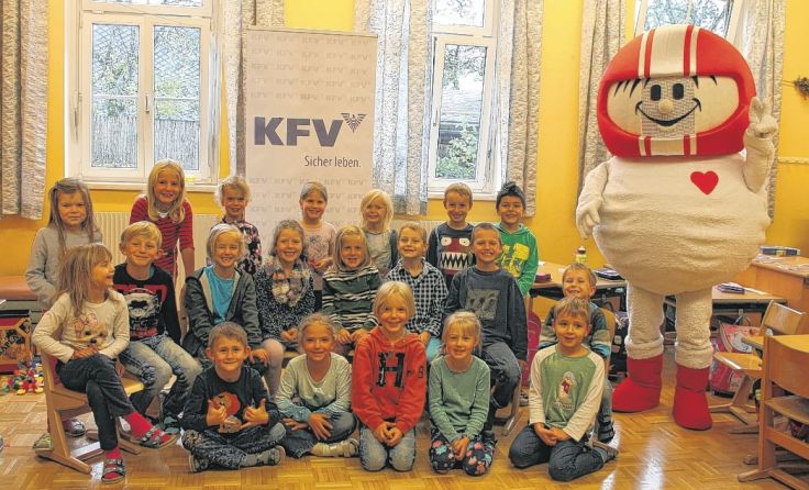 Viel Spaß mit ihrem „hohen Besuch“ hatten die Schüler der Klasse von Regina Peel.