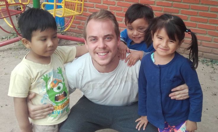 Gabriel Uhl mit einigen „seiner“ Kindergartenkinder. Foto: Uhl