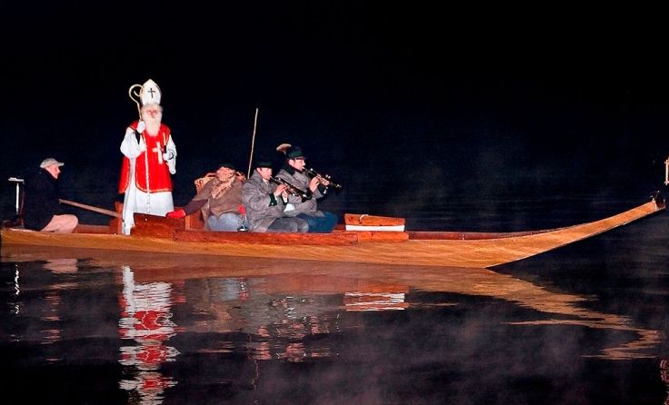 Nikolaus mit Knecht Ruprecht und den Obertrauner Weisenbläsern Foto: Schöpf