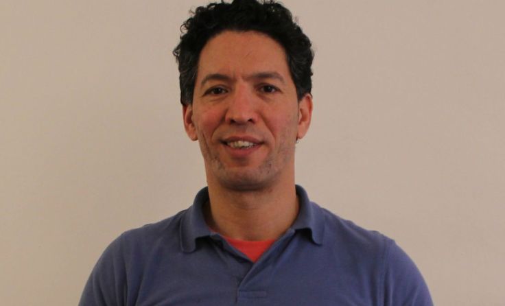 Bassem Gergis mit einem Teil der vorgelegten Unterlagen und dem negativen AMS-Bescheid. 