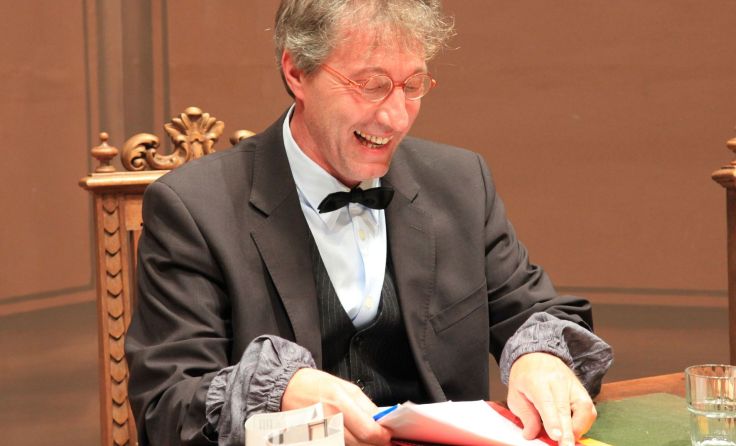 Der brave Beamte Wurmser macht unverhofft doch noch Karriere. Foto: Heimatbühne
