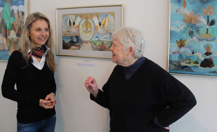 Künstlerin Helene Benedict (r.) im Gespräch mit FiB-Obfrau Doris Hafellner