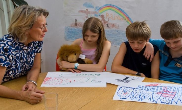 Die Kinder werden unterstützt und begleitet. Foto: Rainbows