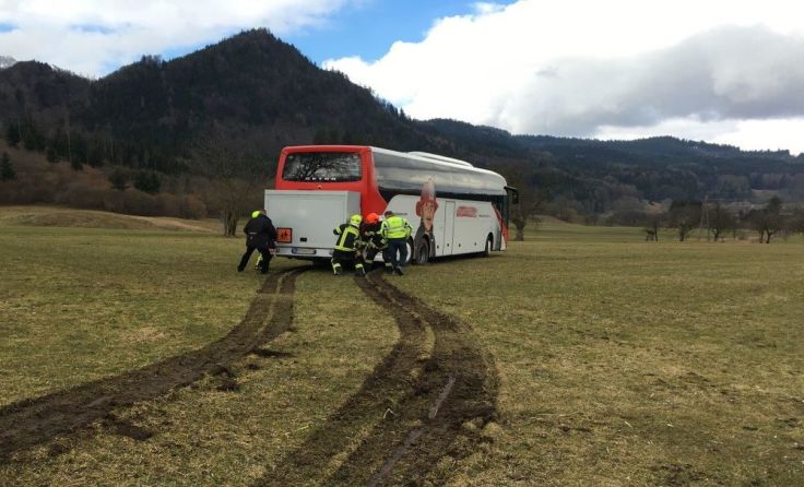 Die Feuerwehr brachte den "verirrten" Bus zurück auf die Straße. Foto: FF Scharnstein