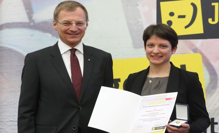 Magdalena Söllner bei ihrer Ehrung durch Landeshauptmann-Stv. Thomas Stelzer Foto: Land OÖ