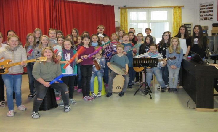 Auch Schüler der Vorchdorfer Musikklassen singen in der Kitzmantelfabrik.