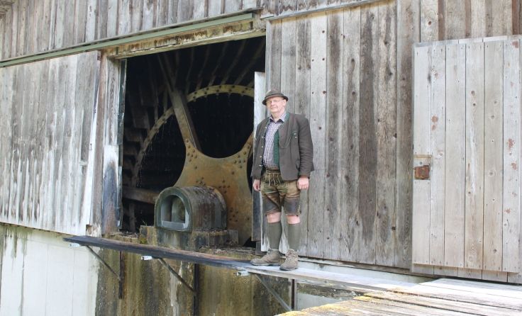 Helmut Neubacher vor seinem Wasserrad in der Heckenau