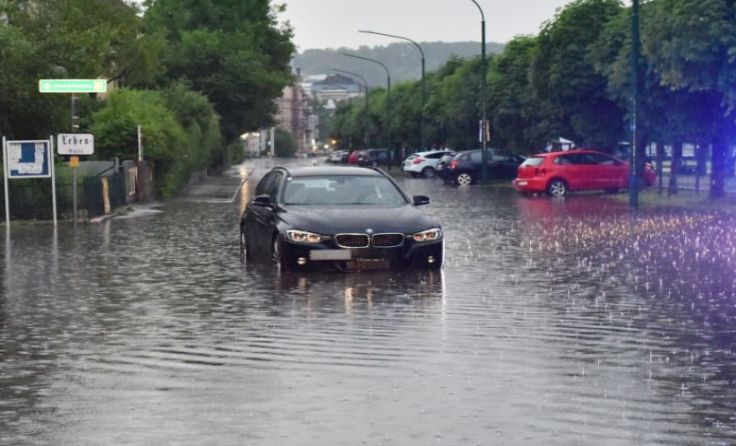 Heftige Regenfälle sorgten in Gmunden für Überschwemmungen. Foto: APA/WOLFGANG SPITZBART