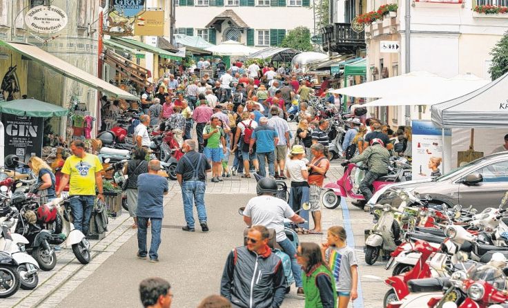 Vespisti machen ein Wochenende lang den Wolfgangsee unsicher. Foto: Vespa Lake days