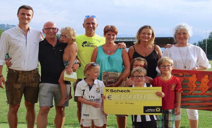 Am Sportplatz Gschwandt wurden die Spenden an die Familie übergeben. Foto: Peter Sommer
