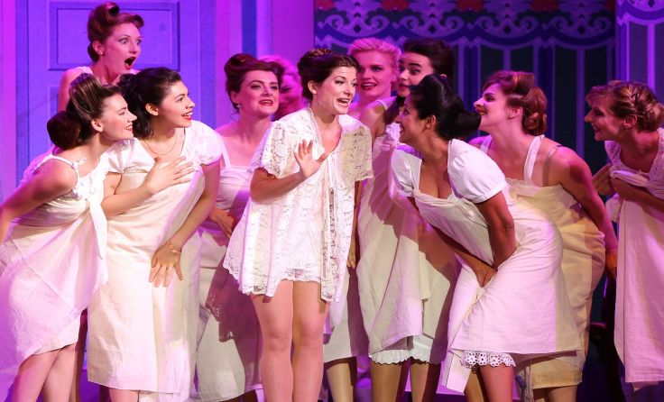 Irene Peios mit dem Chor des Lehár Festivals Foto: "Foto Hofer, Bad Ischl"