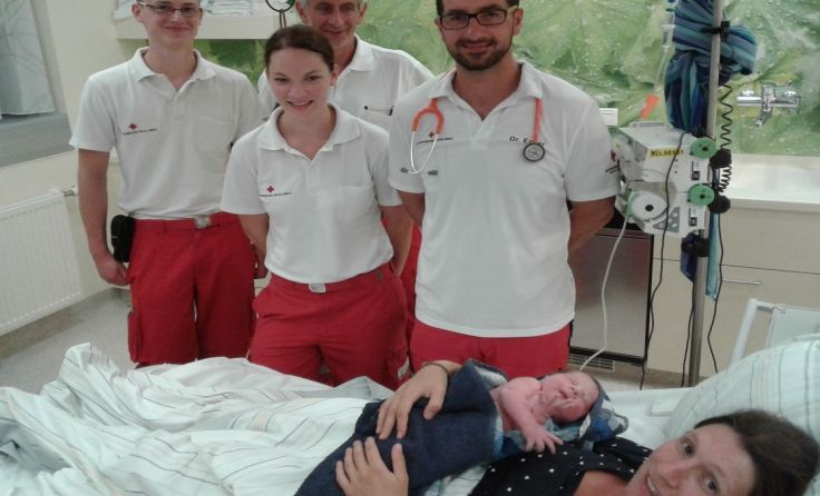 Franziska und ihre Mutter mit dem RK-Team Foto: ÖRK/Herndl Roman