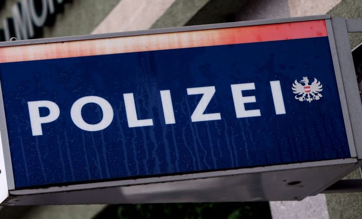 Die Polizei fahndet nach der "Spendensammlerin" und bittet um Hinweise. Symbolbild: Weihbold