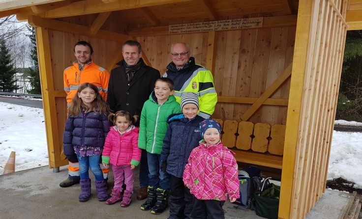 Das neue Wartehäuschen wurde sofort ausprobiert. Foto: Marktgemeinde Scharnstein
