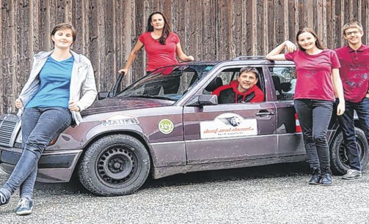 Letztes Familienfoto vor der Abfahrt vom heimatlichen Hof in Utzenaich. Foto: Hofinger