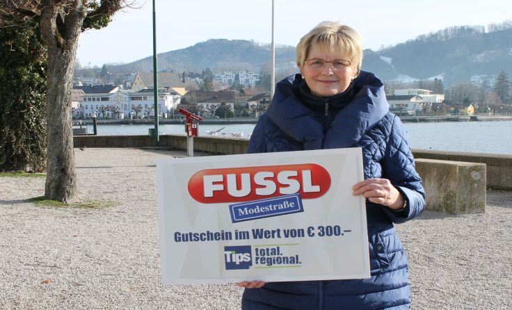 Erna Putz wurde vom Tips-Glücksengerl auf der Gmundner Esplanade überrascht.