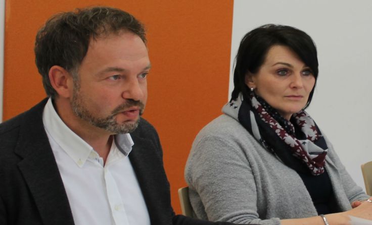 AK Bezirksstellenleiter Martin Kamrat (l) und AKOÖ-Vizepräsidentin Elfriede Schober
