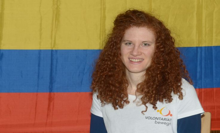 Katharina Sperrer vor der kolumbianischen Flagge Foto: kathbild.at