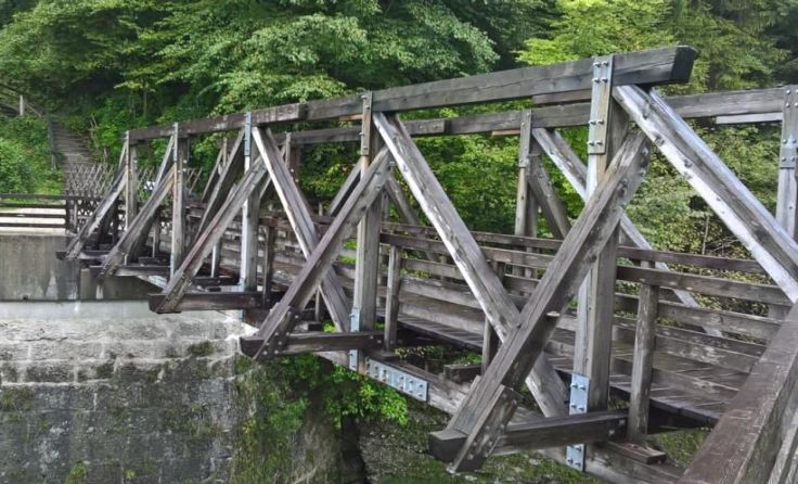 Der baufällige Steg wird durch eine neue, überdachte Konstruktion ersetzt.