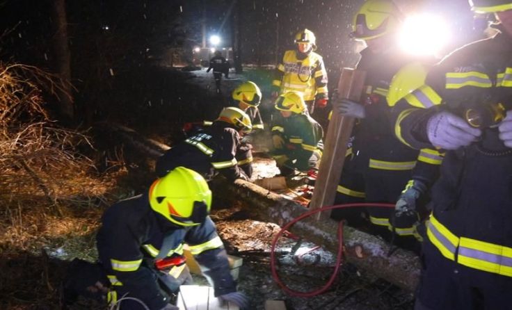 Die eingeklemmte Person wurde mittels Hebekissen befreit. Foto: FF Roitham