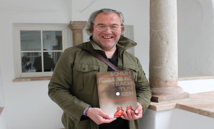Gerd Wermescher mit dem Katalog