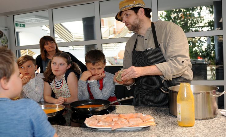 Josef Floh kochte mit Kindern von NMS und Kinderhaus Altmünster. Foto: Klemens Fellner