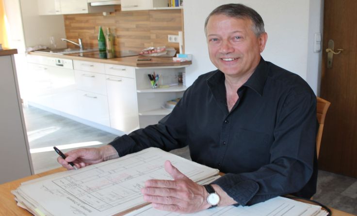 In alten Matriken forscht Georg Breckner nach Namen und Personendaten.