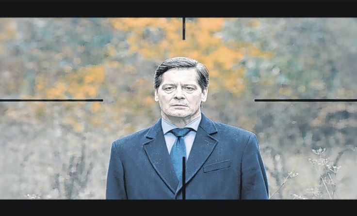 Fritz Karl spielt den angepassten Alexander, der plötzlich ins Fadenkreuz gerät.