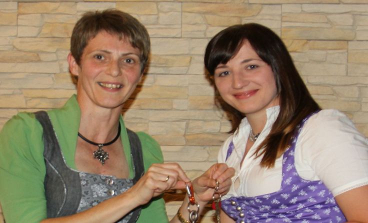Amtsübergabe: Silvia Huber (l.) mit Madeleine Eiersebner Foto: Goldhaubengruppe Roitham