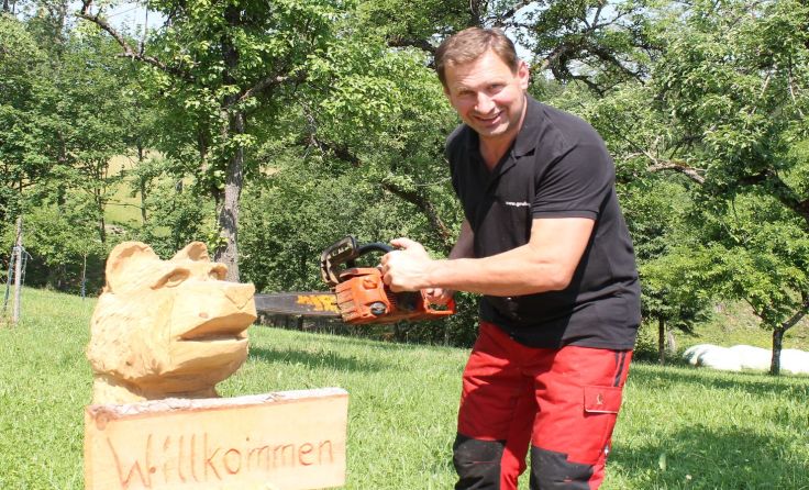 In seiner Freizeit schwingt Ernst Loitelsberger gern die Motorsäge.
