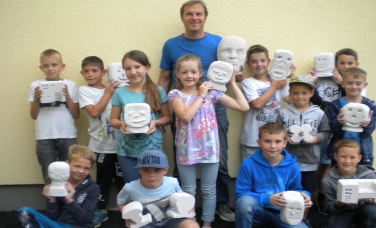 Bernd Friedmann mit den jungen Ytong-Künstlern