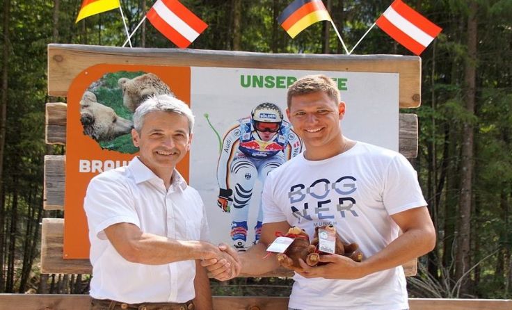 Thomas Dreßen mit Wildpark-GF Bernhard Lankmaier (l.) Foto: Peter Sommer/Fotopress