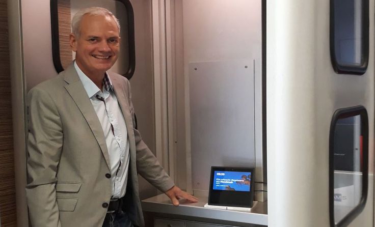 Leiter Leopold Tremmel mit der neuen "digitalen AMS-Mitarbeiterin" Alexa