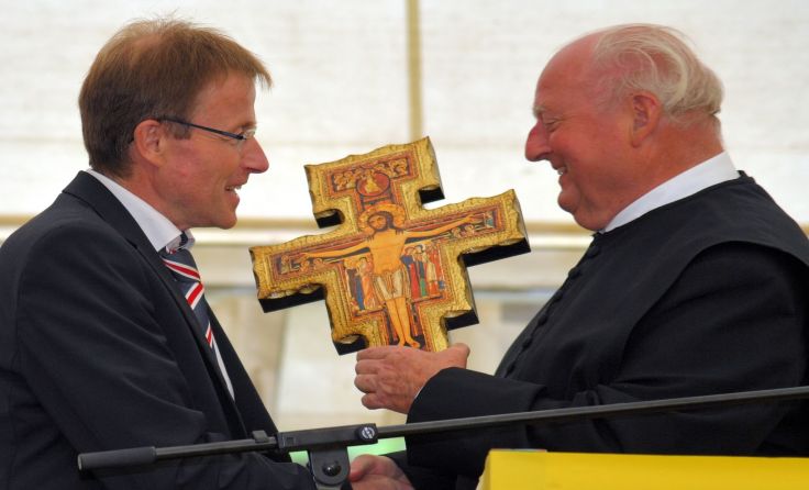 Pater Ernst Bamminger mit Pfarrgemeinderatsobmann Franz Amering. Foto: Hitzenberger