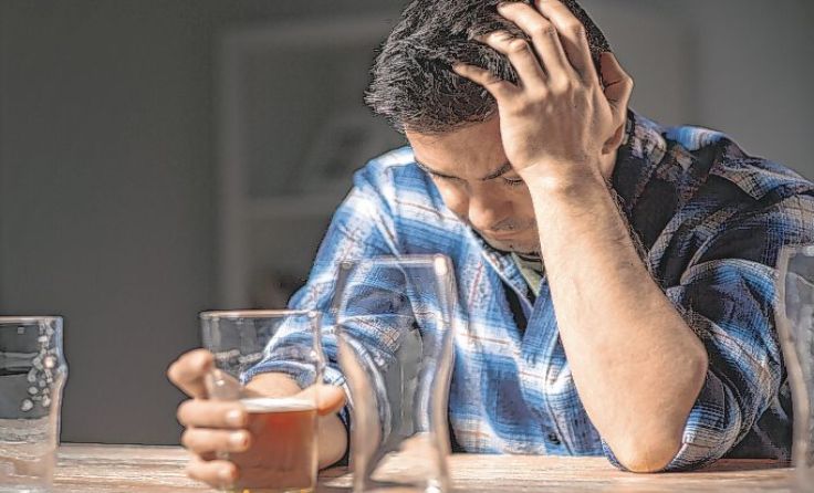 Hilfe für Menschen mit Alkoholpoblemen Foto: Shutterstock/Syda Productions