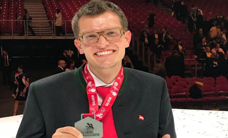 Christian Buchegger mit Medaille Foto: WKÖ/SkillsAustria