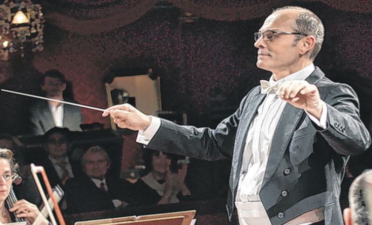 Dirigent Klaus Pesendorfer leitet das Orchesterkonzert. Foto: Manuel Gensberger 