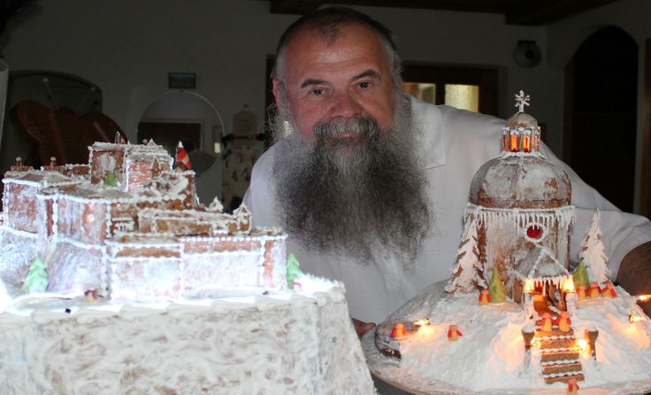 Thomas Schneebauer mit einer der „Festungen“ und der „Stille Nacht-Kapelle“ Foto: Tóth